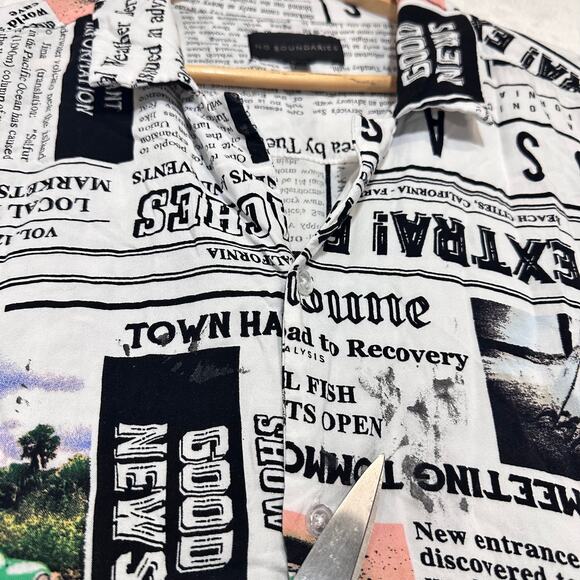 No Boundaries 2XL Newsprint Buttoned Relaxed Shirt Top Funky Artsy Cali Print LA - Picture 2 of 12